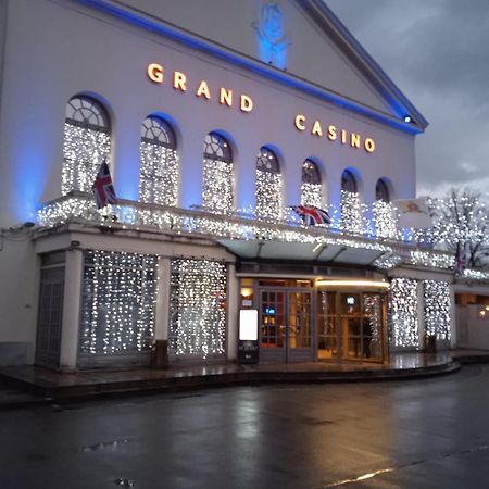 Au Charme Du Lac Espace Bien Etre Et Piscine Chauffe Proche Parc Et Restaurant Du Casino 포르주레오 외부 사진